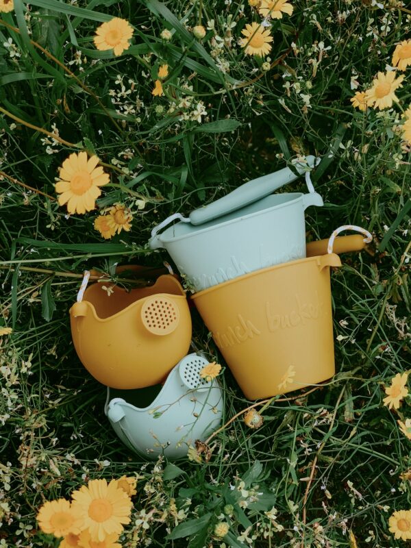Set (Cubo + Pala + Moldes+ Rastrillo) Mustard - Imagen 2