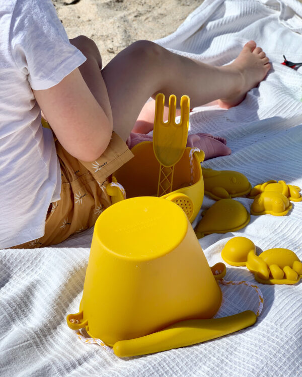 Set (Cubo + Pala + Moldes+ Rastrillo) Mustard - Imagen 4