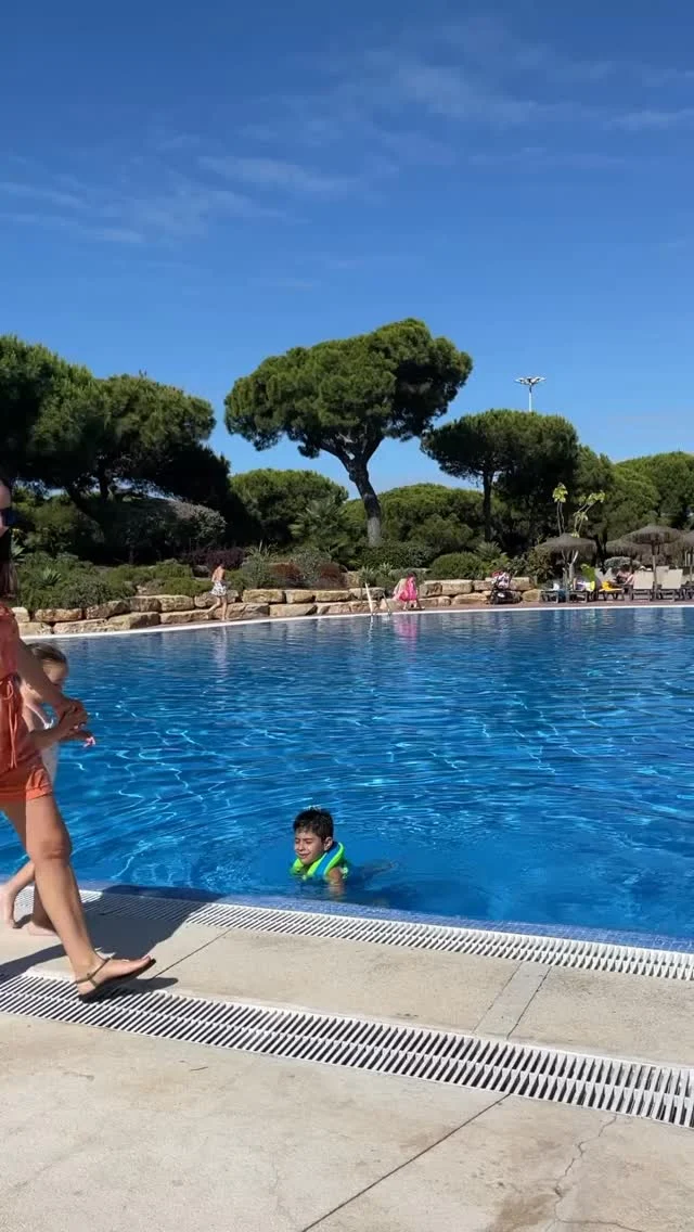 🌞 Sin duda, ya empieza a oler a verano… y se nota. Las temperaturas suben ¡y vosotros estáis arrasando con todos los imprescindibles de la temporada!

Los bolsos de playa de @playandstore vuelan: ¡ahora mismo solo queda disponible un color!
Los juguetes de Scrunch están siendo todo un éxito.

🔔 Así que si tienes fichados tus favoritos… ¡hazte con ellos antes de que desaparezcan!

En este vídeo puedes ver el bolso de playa de @playandstore , con su base de red perfecta para evitar que se acumule moho, arena, humedad o polvo.
También te enseñamos la amplia gama de juguetes Scrunch, disponibles en muchos colores irresistibles.

¿Y para guardar todo eso? Las cestas de almacenaje de Play and Store son súper prácticas, ideales para que los peques lleven sus cosas. Aunque si prefieres algo más ligero, también tienes las mochilas saco con red incluida.

🌈 Añade un toque de color y diversión con las toallas de Zoocchini, ¡son lo más!

Descubre todos los productos de verano que tenemos listos para ti y equípate antes de que se agoten. ¡La temporada ya ha empezado!

📹 @yule_home_deco 🤍

#tallytate #scrunch #playandstore #verano #imprescindibles #juguetesdeplaya #playa #vacaciones #vacacionesconniños #diversionparaniños #diversión #piscina #productosinfantiles  #holidays #tiempodeverano