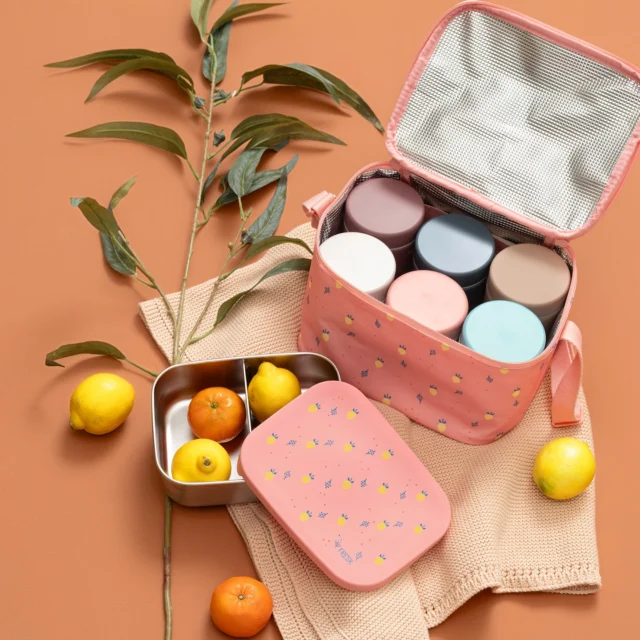 ☀️🍉 ¡Verano, aventuras y almuerzos fresquitos con FRESK! 🌈

Descubre sus bolsas de almuerzo en dos tamaños pensadas para cada plan:

• Tamaño grande: perfecta para escapadas, parque… Con asa larga para colgar al hombro y espacio para una botella de 500 ml, termo de sólidos, lunchbox… ¡o simplemente mucha comida!

• Tamaño pequeño: ideal para el cole. Los peques la llevan cómodamente de la mano gracias a su asa corta. Cabe una botella de 350 ml, un termo o un tentempié. ¡Perfecta para sus manitas! 🥪🧃

💥 ¡NOVEDAD! Lunchbox metálicas con separador fijo y tapa de silicona. Son herméticas, aunque no estancas (evita líquidos).

💧 Completa tu kit con las botellas térmicas (350 ml y 500 ml) y termos de sólidos, en una gran variedad de estampados para que crees tu combinación ideal. 🌿🎨

📦 Todo listo para un verano lleno de sabor, color y diversión con FRESK 💚

#tallytate #freskbaby #meriendas #verano #calor #lunchbox #botellastermicas #botellatermica #termodesolidos #termos #meriendasinfantiles #veranoconestilo #lunchtime #ninosfelices #familias #familiasenmovimiento #comidasaludable #paraniños #paraniñas
