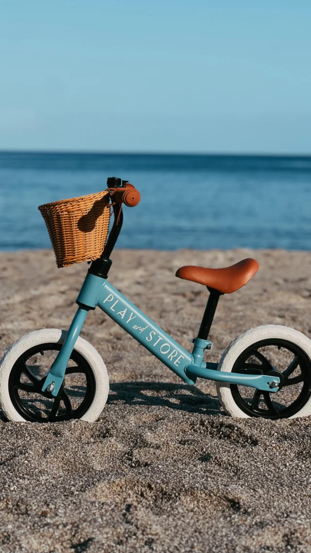 Las bicicletas de equilibrio premium de @playandstore están de nuevo disponible y están volando!… 

Después de agotarse en tiempo récord, ya están disponibles nuevamente en todos sus colores clásicos: green, white, pink, blue y black.
Y ahora también en taupe y cherry, dos nuevos tonos que llegan para quedarse 🤍🥰

Diseñadas para peques de 3 a 6 años:
• Manillar y sillín regulables
• Ruedas EVA-FOAM antipinchazos y antideslizantes
• Súper ligeras (¡aprox. 2 kg!)
• Ideales para empezar a moverse con confianza

Además, puedes completar el conjunto con el set de cesta + timbre, que incluye una bolsa de algodón 100% para guardarla.

#tallytate #playandstore #balancebike #balancebikes #bicicletasdeequilibrio #equilíbrio #bicisinfantiles #paraniños #paraniñas #paraniñosyniñas #diversión #divertido #balancebike #primerabici